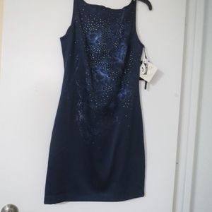 Woman scoop-neck sleeveless knee-length dress.